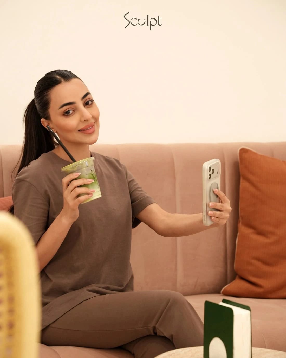 عضوة تسترخي في سكَلبت